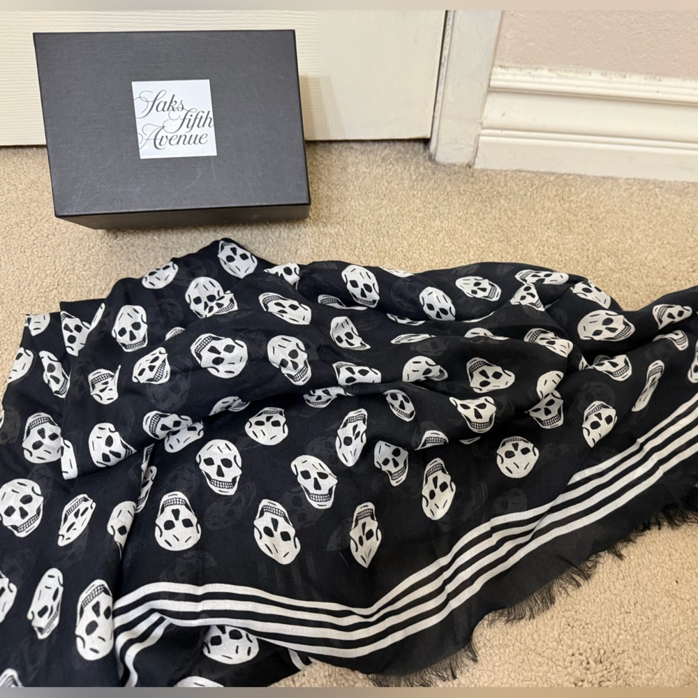 Brand New Alexander McQueen Skull Scarf - Picture 4 of 7